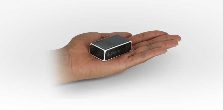 手の中で操作できる超小型のポータブルマウス「Logicool Cube」