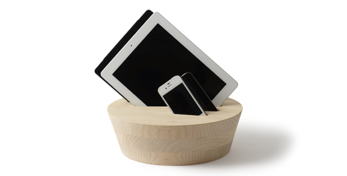 iPadとiPhoneをまとめて挿し込める木製スタンド「キノダイ」 - nanomal