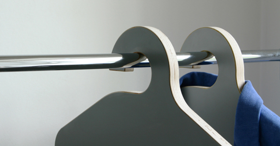 ハンガーラックに掛けれるコンパクトな椅子「Hanger Chair」 - nanomal